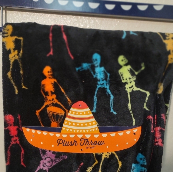 HALLOWEEN plush throw Dancing Skeleton blanket 50X60in - Picture 2 of 6